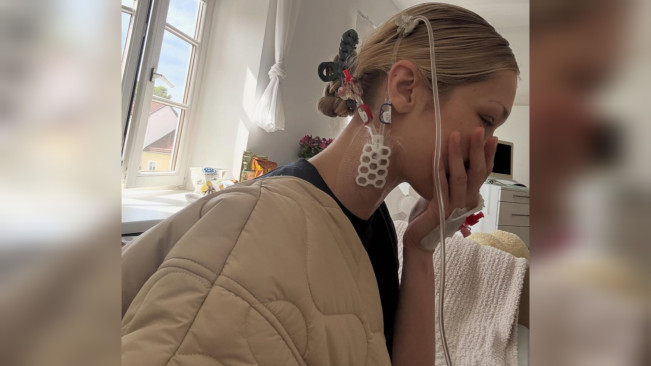 Bella Hadid berjuang melawan penyakit Lyme Disease. [Instagram]